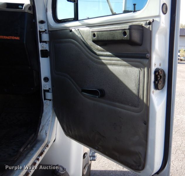 image for item DK1239 2001 International 4700  utility / service truck