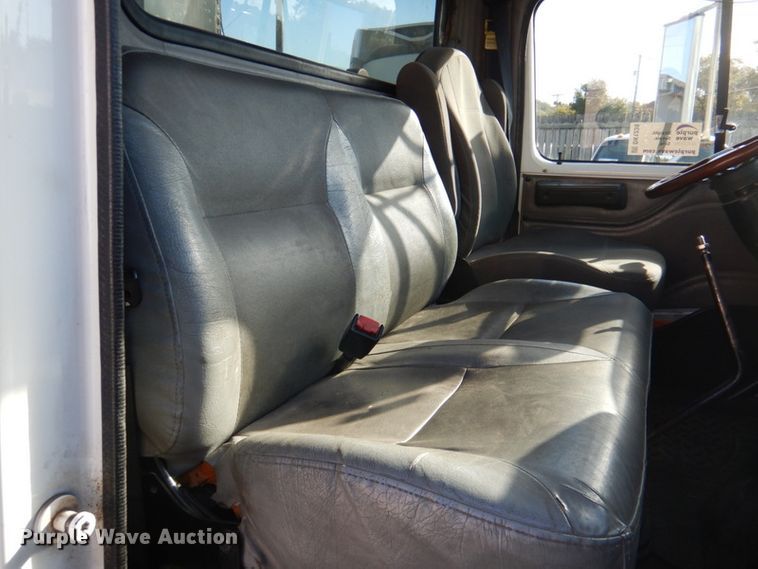 image for item DK1239 2001 International 4700  utility / service truck