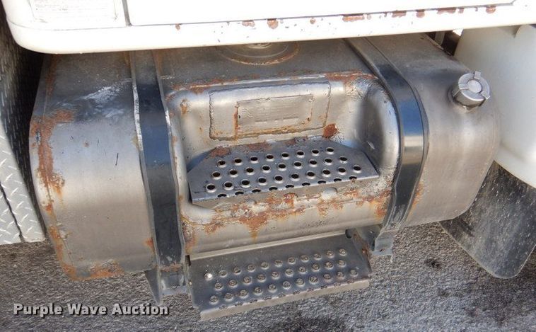 image for item DK1239 2001 International 4700  utility / service truck