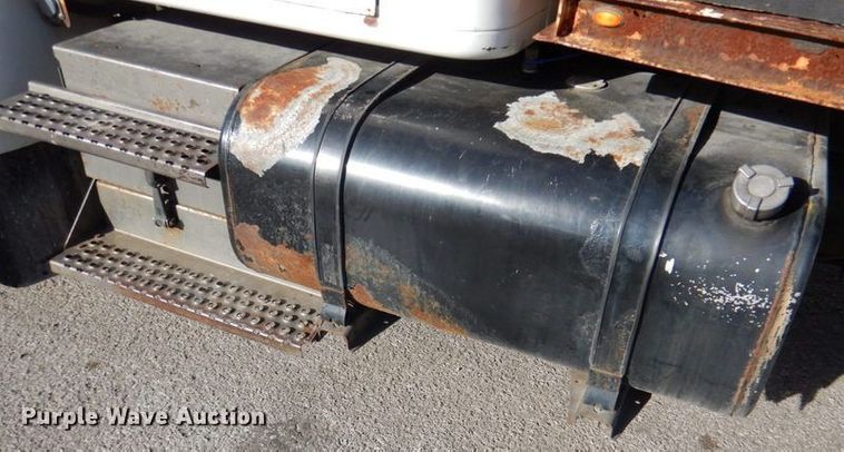 image for item DK1239 2001 International 4700  utility / service truck