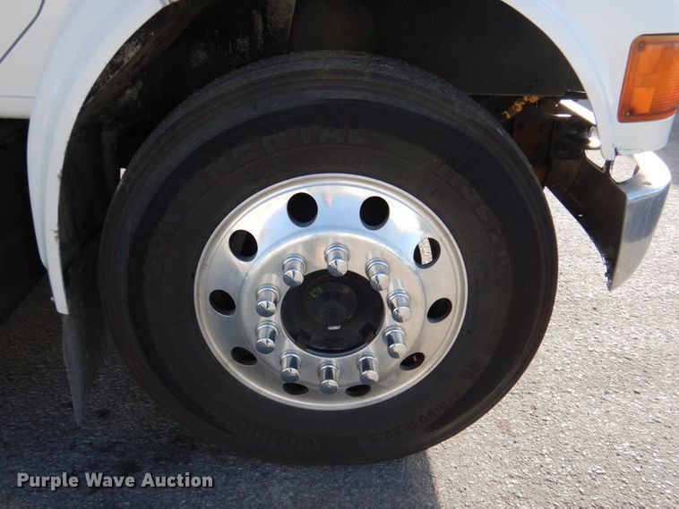 image for item DK1239 2001 International 4700  utility / service truck