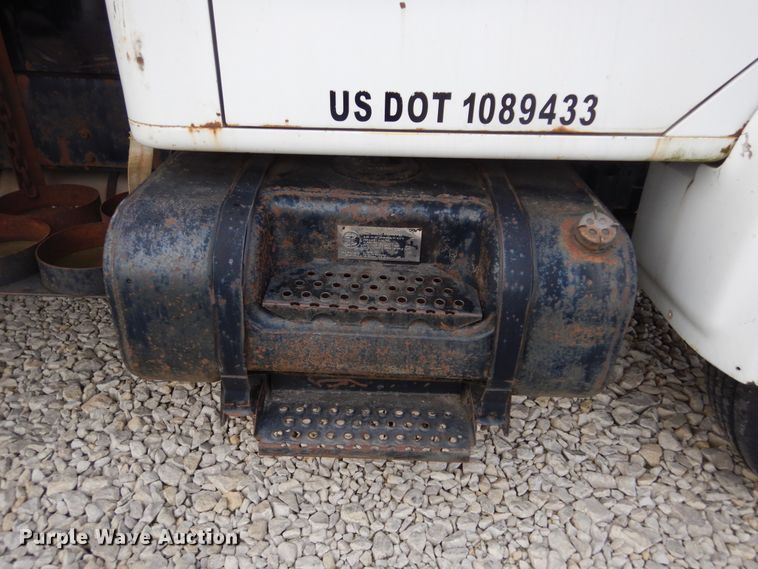 image for item DL6460 1992 International 4700  flatbed truck