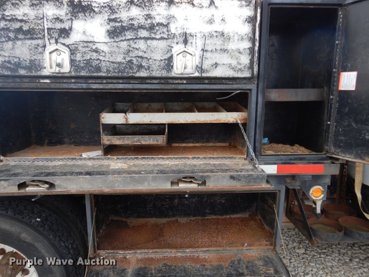 image for item DL6460 1992 International 4700  flatbed truck