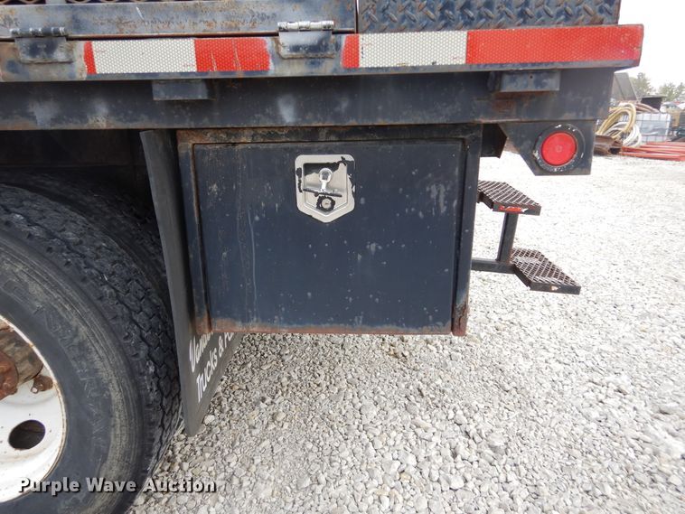 image for item DL6460 1992 International 4700  flatbed truck