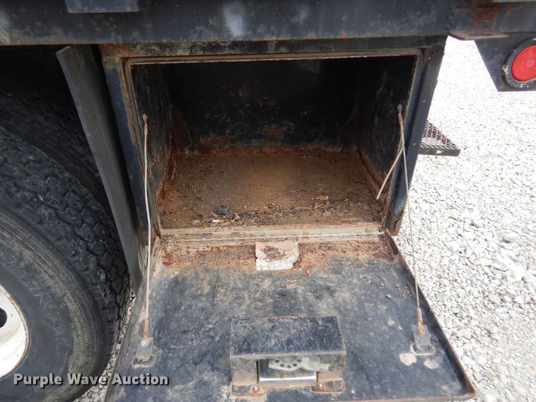 image for item DL6460 1992 International 4700  flatbed truck