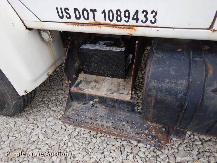 image for item DL6460 1992 International 4700  flatbed truck