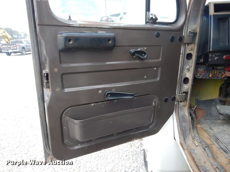 image for item DL6460 1992 International 4700  flatbed truck