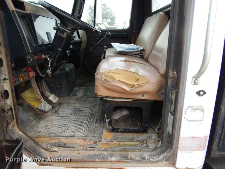 image for item DL6460 1992 International 4700  flatbed truck