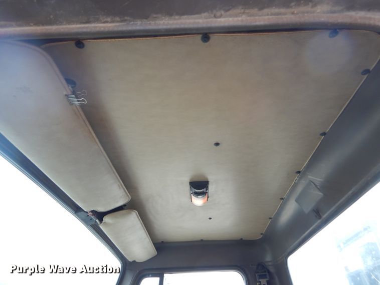 image for item DL6460 1992 International 4700  flatbed truck