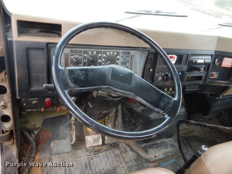 image for item DL6460 1992 International 4700  flatbed truck