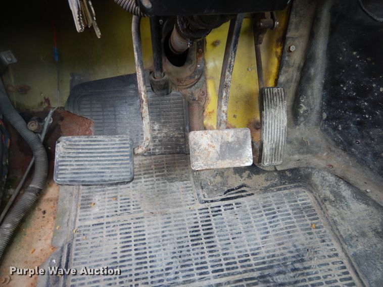 image for item DL6460 1992 International 4700  flatbed truck