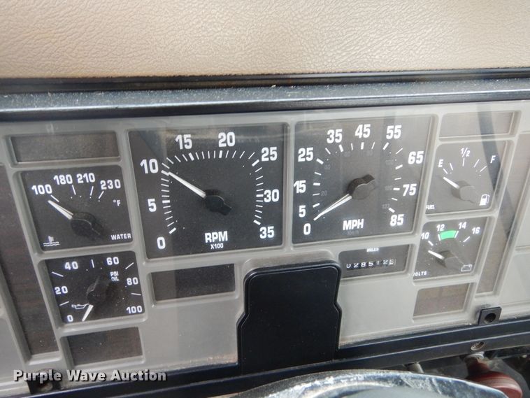 image for item DL6460 1992 International 4700  flatbed truck