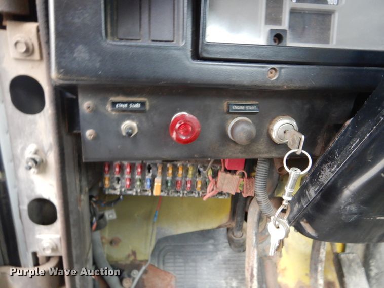 image for item DL6460 1992 International 4700  flatbed truck