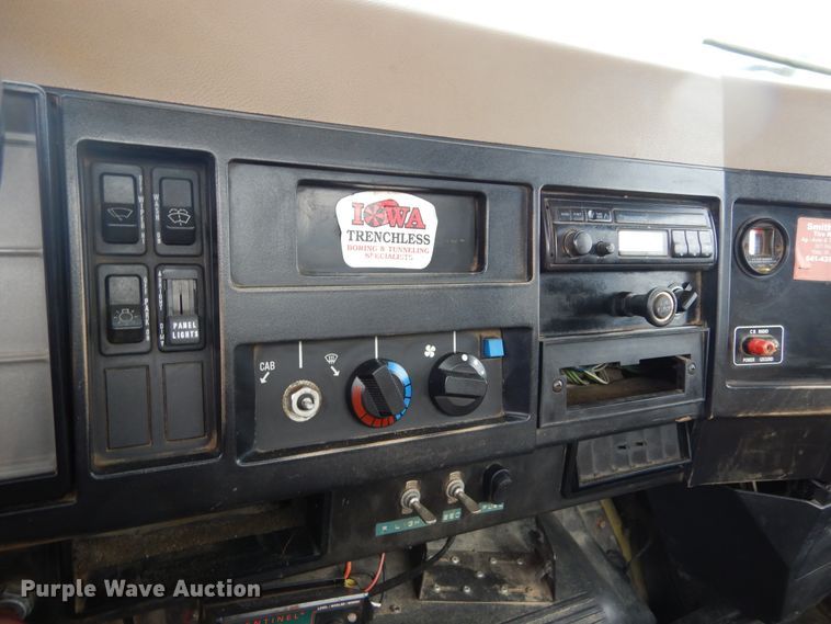 image for item DL6460 1992 International 4700  flatbed truck