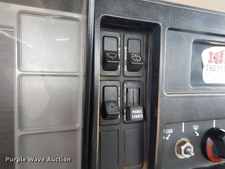 image for item DL6460 1992 International 4700  flatbed truck