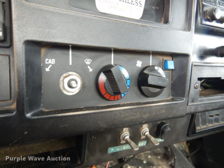 image for item DL6460 1992 International 4700  flatbed truck