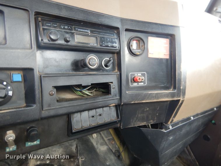 image for item DL6460 1992 International 4700  flatbed truck