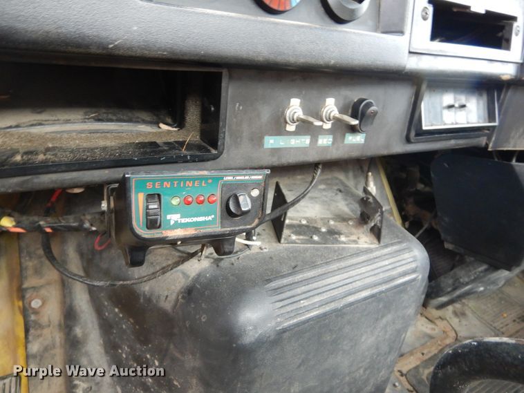 image for item DL6460 1992 International 4700  flatbed truck