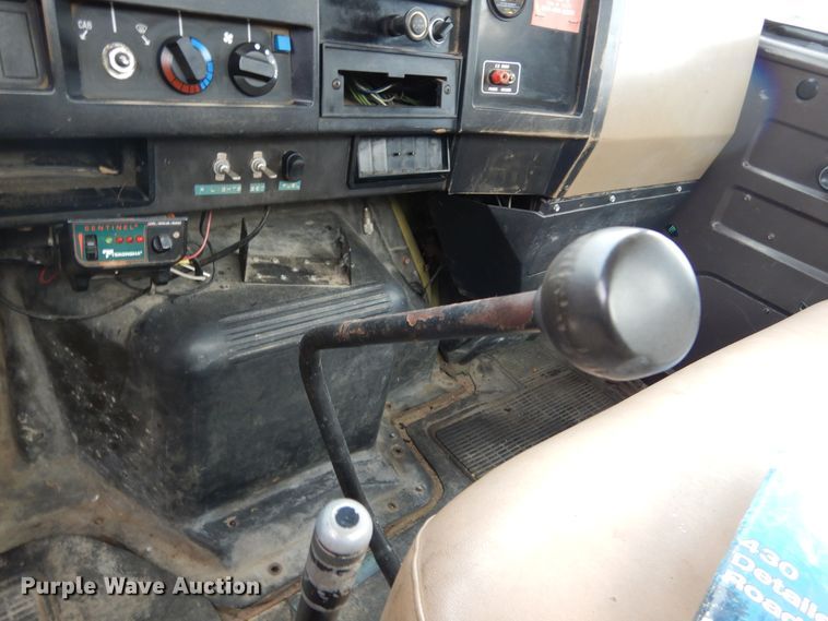 image for item DL6460 1992 International 4700  flatbed truck