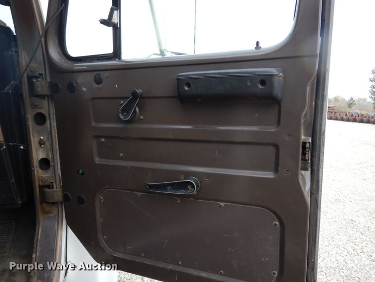 image for item DL6460 1992 International 4700  flatbed truck