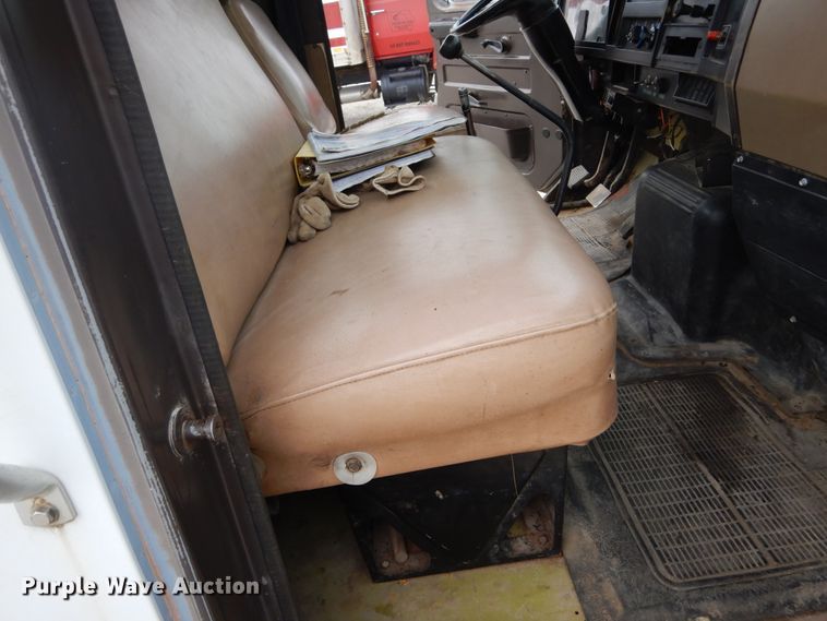 image for item DL6460 1992 International 4700  flatbed truck