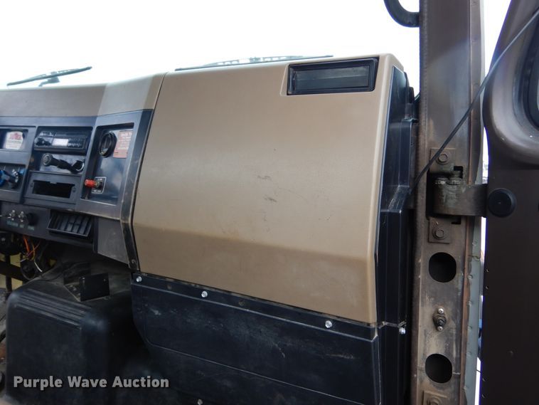 image for item DL6460 1992 International 4700  flatbed truck