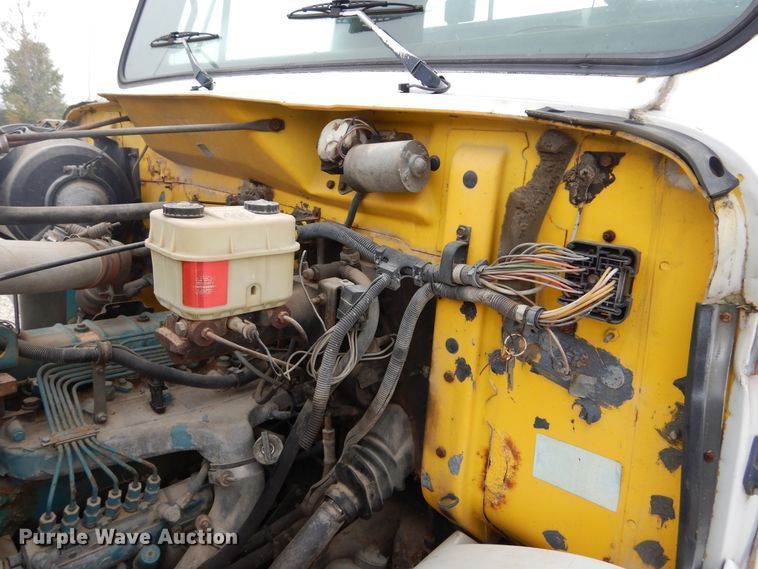 image for item DL6460 1992 International 4700  flatbed truck