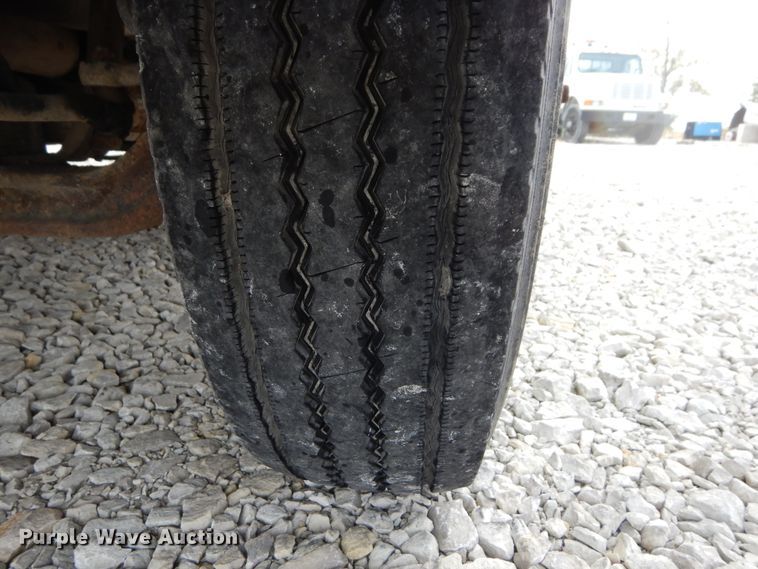 image for item DL6460 1992 International 4700  flatbed truck