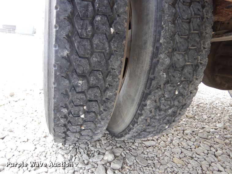 image for item DL6460 1992 International 4700  flatbed truck