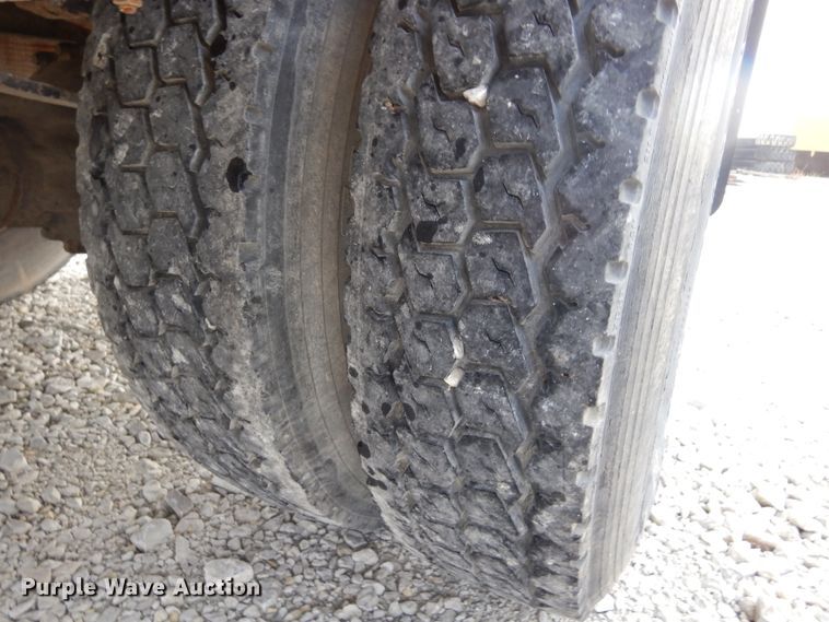 image for item DL6460 1992 International 4700  flatbed truck