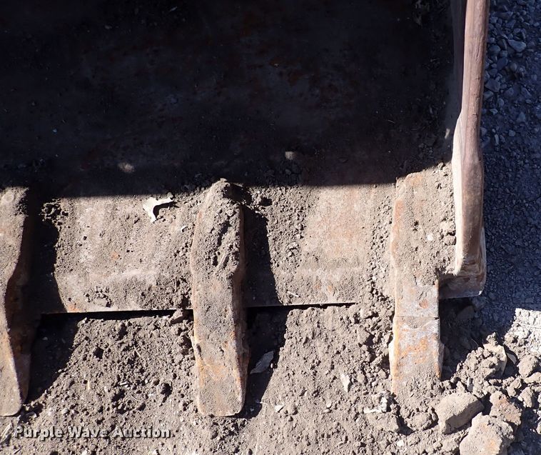 image for item DN2168 93" W loader bucket