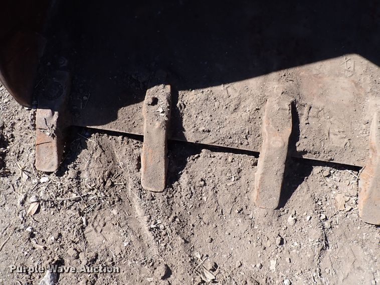 image for item DN2168 93" W loader bucket