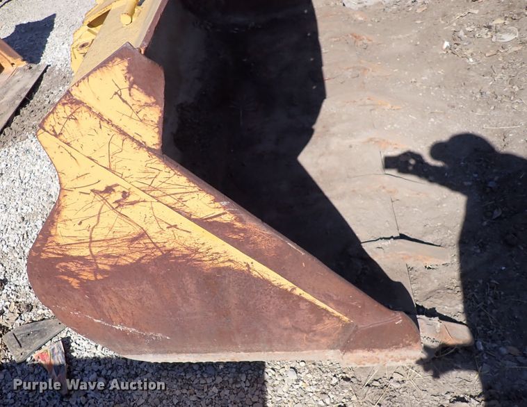 image for item DN2168 93" W loader bucket