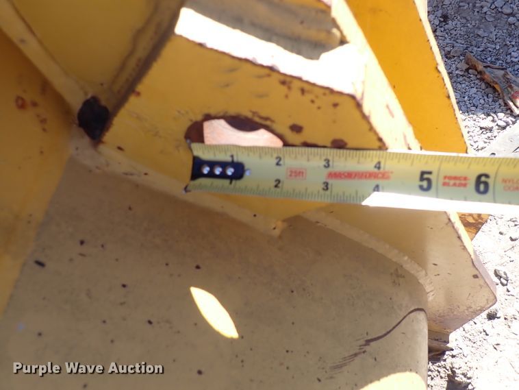 image for item DN2168 93" W loader bucket