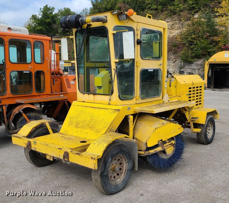 image for item EZ9174 2006 Superior Broom DT80  broom