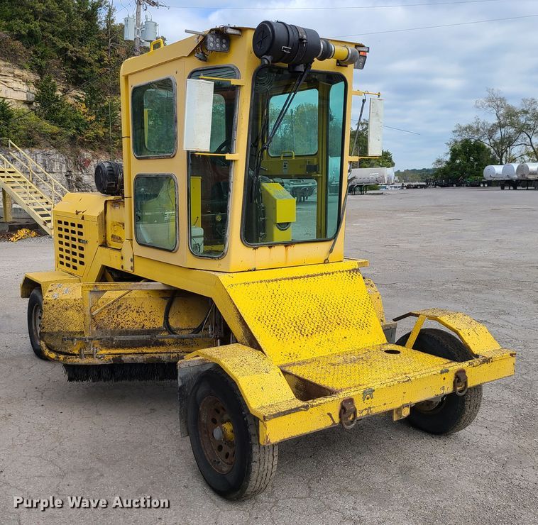 image for item EZ9174 2006 Superior Broom DT80  broom