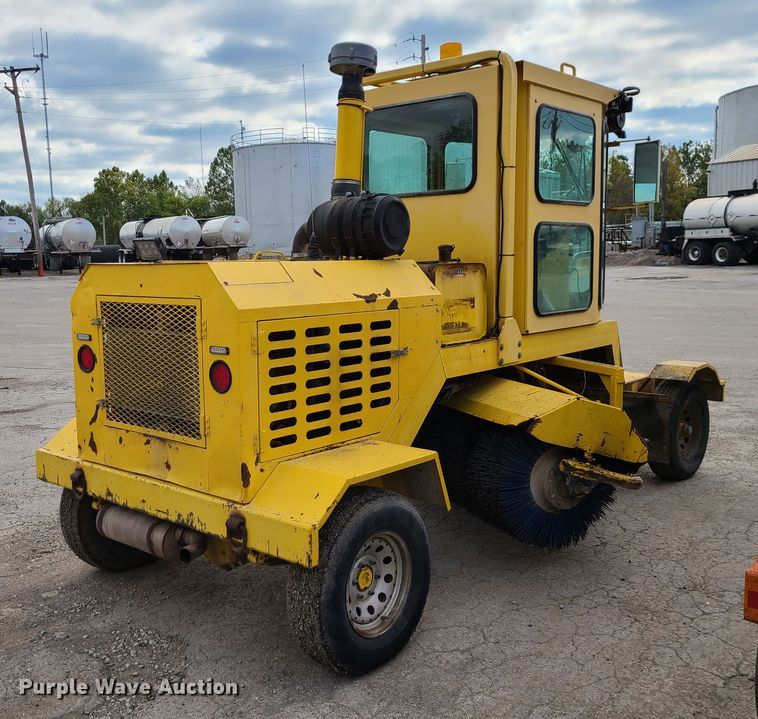 image for item EZ9174 2006 Superior Broom DT80  broom