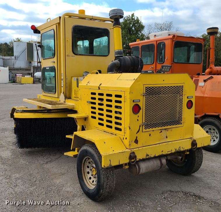 image for item EZ9174 2006 Superior Broom DT80  broom