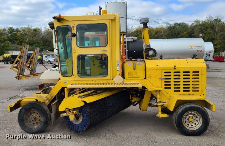 image for item EZ9174 2006 Superior Broom DT80  broom