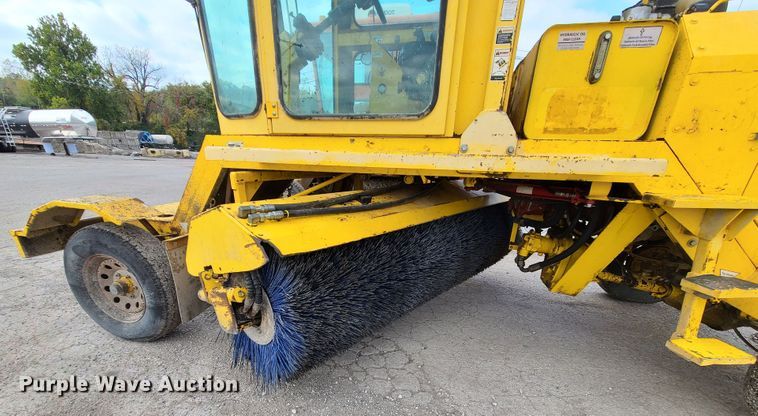 image for item EZ9174 2006 Superior Broom DT80  broom