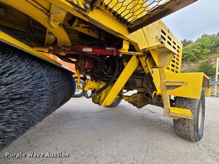 image for item EZ9174 2006 Superior Broom DT80  broom