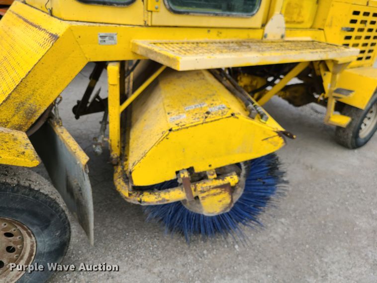 image for item EZ9174 2006 Superior Broom DT80  broom