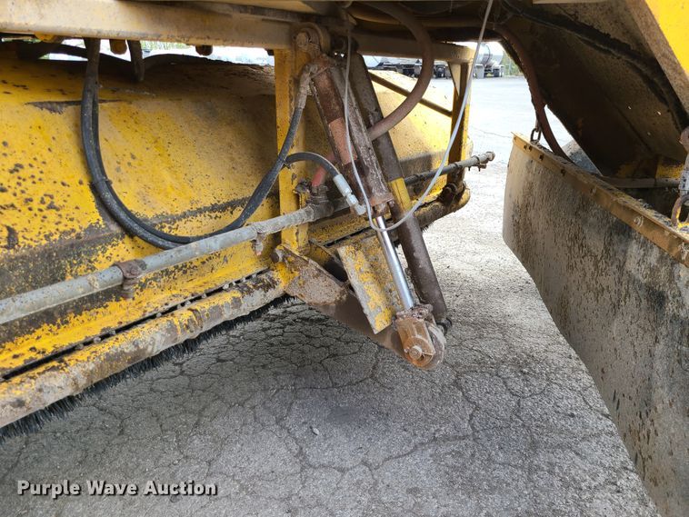 image for item EZ9174 2006 Superior Broom DT80  broom