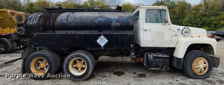 image for item EZ9175 1985 Ford L8000  oil distributor truck