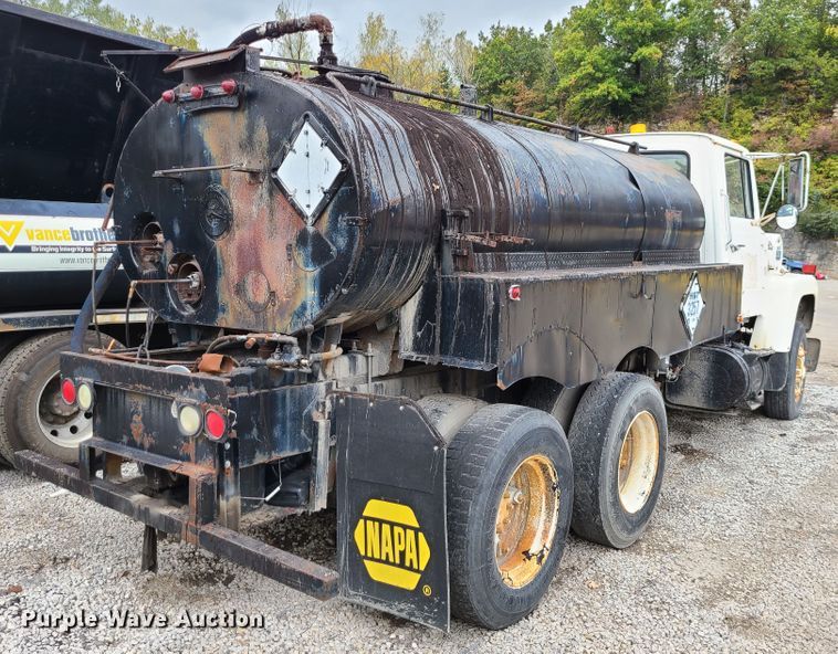 image for item EZ9175 1985 Ford L8000  oil distributor truck