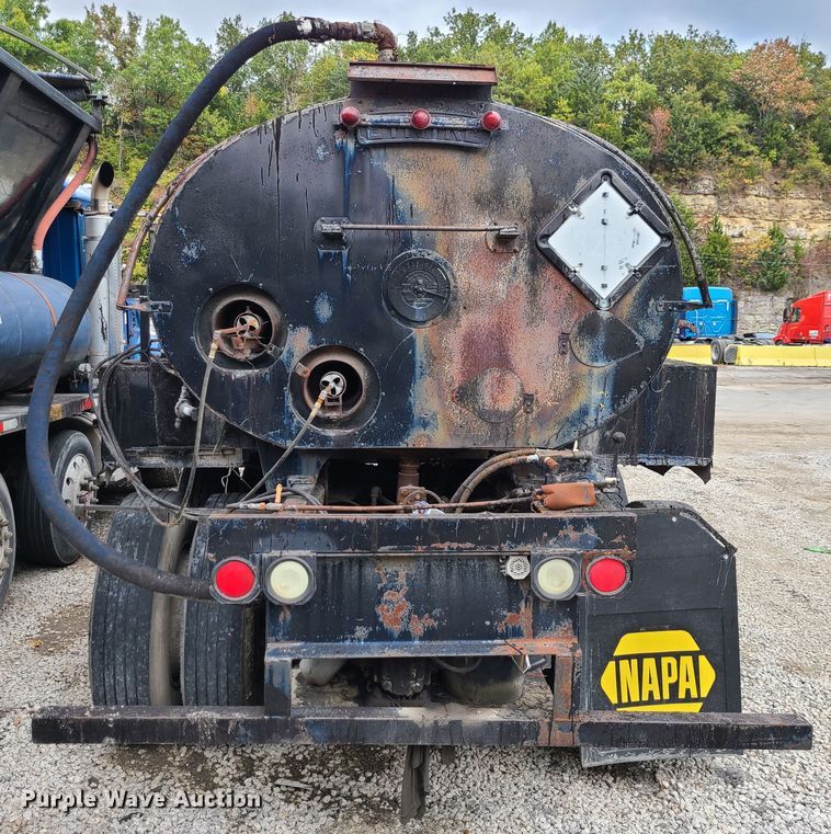 image for item EZ9175 1985 Ford L8000  oil distributor truck