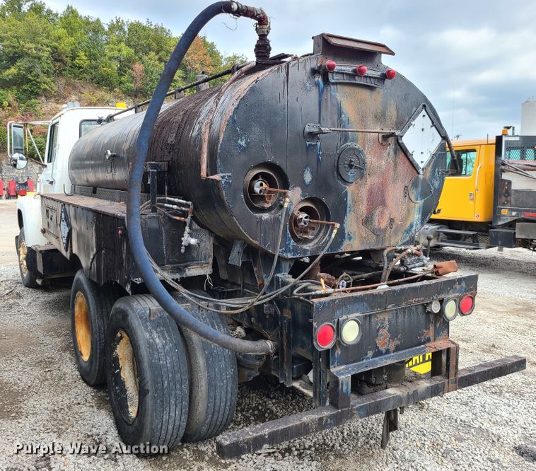 image for item EZ9175 1985 Ford L8000  oil distributor truck