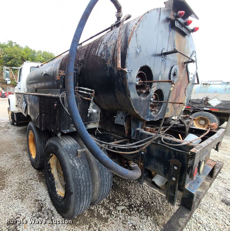 image for item EZ9175 1985 Ford L8000  oil distributor truck