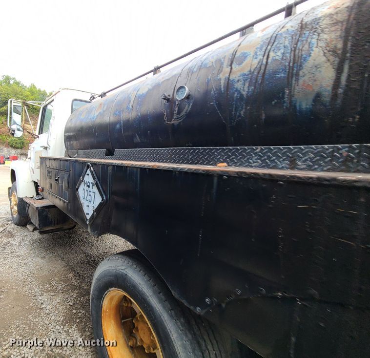 image for item EZ9175 1985 Ford L8000  oil distributor truck