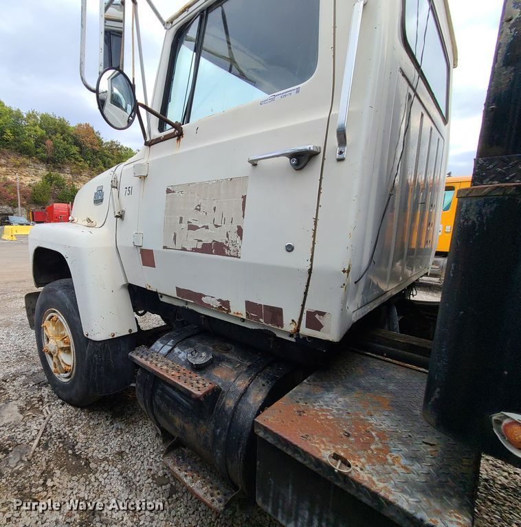 image for item EZ9175 1985 Ford L8000  oil distributor truck